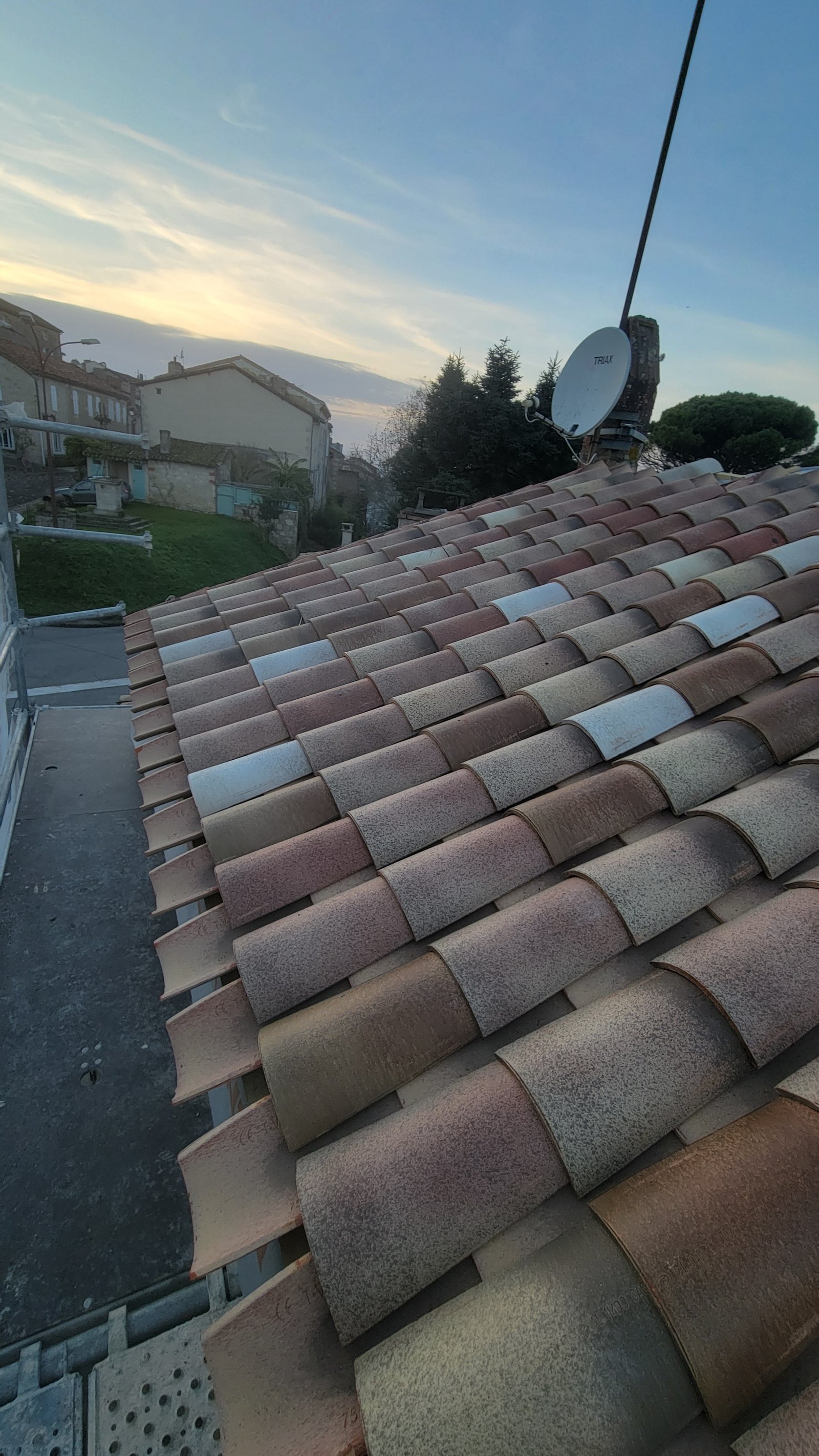 Rénovation toiture au coucher du soleil - KAMER HABITAT